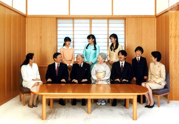La famille impériale du Japon lors d'une séance photographique de famille pour la nouvelle année au palais impérial à Tokyo, le 1er janvier 2016. © Imperial Household Agency of Japan via Bestimage