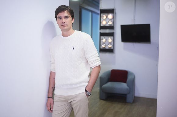 Exclusif - Alain-Fabien Delon en backstage de de l'émission "C à Vous" à Paris, France, le 18 octobre 2024. © Cyril Moreau/Bestimage