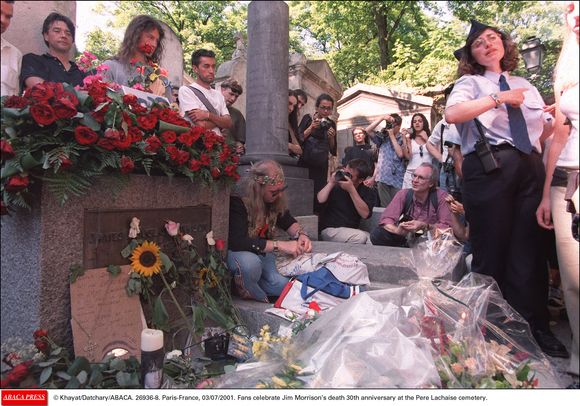 © Khayat/Datchary/ABACA. Paris-France, 03/07/2001. Des fans célèbrent le 30ème anniversaire de la mort de Jim Morrison au cimetière du Père Lachaise.