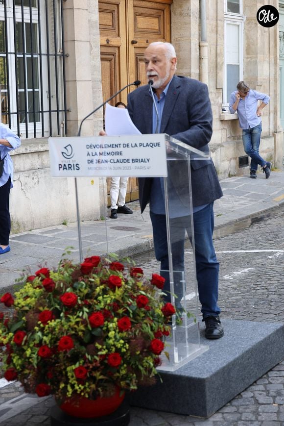 Francis Perrin - Dévoilement d'une plaque commémorative en l'honneur de Jean-Claude Brialy sur la façade de l'immeuble où il vécut 25 quai de Bourbon Paris 4ème, à Paris, France, le 14 juin 2023. © Coadic Guirec/Bestimage