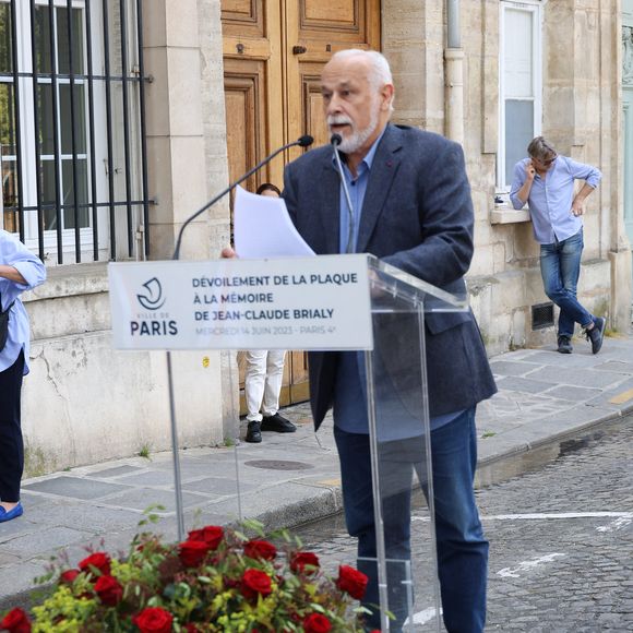 Francis Perrin - Dévoilement d'une plaque commémorative en l'honneur de Jean-Claude Brialy sur la façade de l'immeuble où il vécut 25 quai de Bourbon Paris 4ème, à Paris, France, le 14 juin 2023. © Coadic Guirec/Bestimage