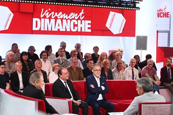 Exclusif - Michel Drucker, Le président François Hollande, Michel Cymes et Emmanuel Chanu- Enregistrement de l'émission "Vivement dimanche" aux studios Rive Gauche, présentée par M.Drucker et diffusée le 5 octobre 2025 sur France 3.
Guillaume Gaffiot/Bestimage