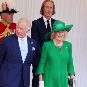 Brigitte et Emmanuel Macron entament une visite d’État hautement symbolique au Royaume-Uni. 

Le roi Charles III d'Angleterre, Camilla Parker Bowles, reine consort d'Angleterre, le prince William, prince de Galles, et Catherine (Kate) Middleton, princesse de Galles, accueillent le couple présidentiel français le président Emmanuel Macron et sa femme la Première Dame Brigitte Macron sur Datchet road à Windsor, Royaume Uni. © Dominique Jacovides/Bestimage