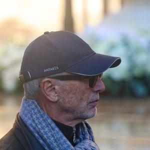 Thierry Lhermitte - Sortie des Obsèques de Michel Blanc en l'église Saint-Eustache à Paris, le 10 octobre 2024. 
© Moreau / Jacovides / Bestimage