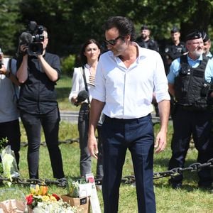 Anthony Delon et son demi-frère Alain-Fabien découvrent les hommages devant les grilles de la propriété de Douchy, quelques heures avant les obsèques de leur père, A.Delon, le 24 août 2024. © Agence / Bestimage