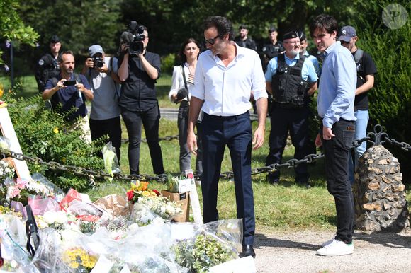 Anthony Delon et son demi-frère Alain-Fabien découvrent les hommages devant les grilles de la propriété de Douchy, quelques heures avant les obsèques de leur père, A.Delon, le 24 août 2024. © Agence / Bestimage