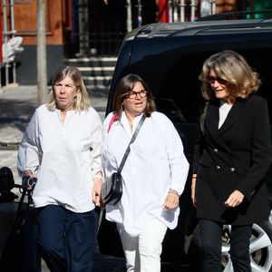 La famille s'est présentée unie.

Alexandra de Csabay (fille adoptive) - Arrivées aux obsèques de Philippe Labro en l'église de Saint-Germain-des-Prés à Paris le 13 juin 2025. © Dominique Jacovides - Christophe Clovis / Bestimage