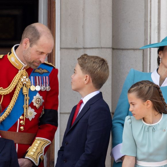 Le prince William, prince de Galles, Le prince Louis de Galles, Le prince George de Galles, Catherine (Kate) Middleton, princesse de Galles, La princesse Charlotte de Galles - Les membres de la famille royale britannique au balcon de Buckingham Palace lors de la cérémonie Trooping the Colour à Londres, le 14 juin 2025.
© Goff Inf / Bestimage