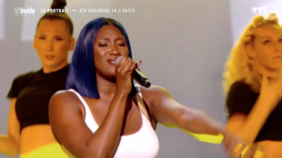 Aya Nakamura et Nikos Aliagas le 16 janvier 2021 sur TF1 dans l'émission "50 Mn Inside".