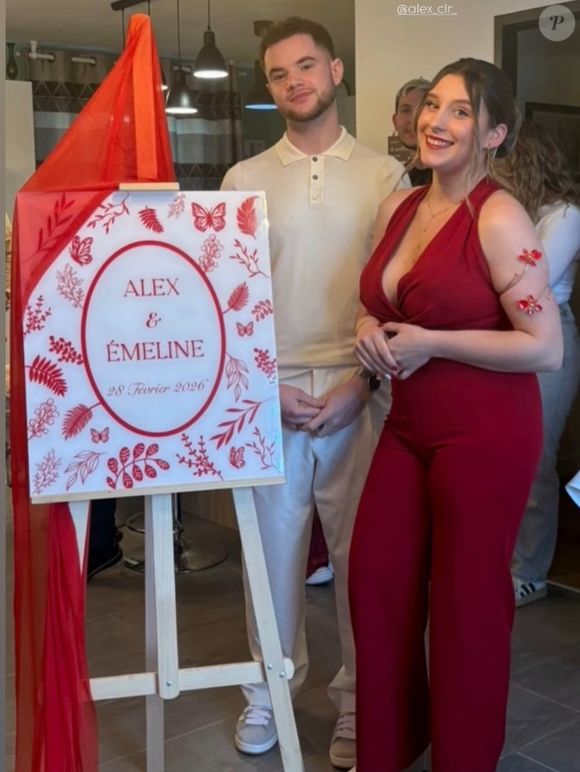 Leur fille aînée, Emeline, a surpris tout son clan en franchissant une étape majeure dans sa vie de couple.

Emeline, la fille du clan Lecossais (Familles nombreuses), annonce son pacs avec son compagnon Alex.