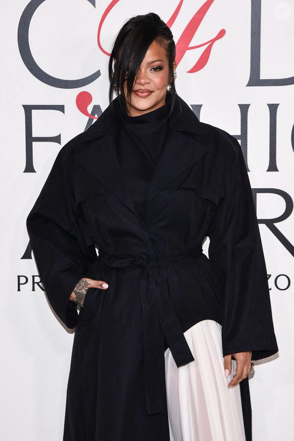 Rihanna sur le tapis rouge des CFDA Fashion Awards 2025 au Musée américain d'histoire naturelle à New York, NY, le 3 novembre 2025. Photo par Anthony Behar/SPUS/ABACAPRESS.COM