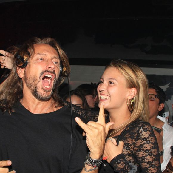 Fille de Bob Sinclar, de son vrai nom Christophe Le Friant, et d'Ingrid Aleman, elle découvre très tôt les coulisses de la scène électro internationale avec son frère Raphaël, né en 2000. 

Bob Sinclar et sa fille Paloma Le Friant - Bob Sinclar mixe aux platines devant ses enfants lors d'une soirée au VIP Room à Saint-Tropez le 26 juillet 2023. © Philippe Baldini/Bestimage