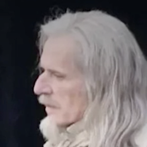 Lambert Wilson a tout de même choisi de dévoiler quelques éléments sur son personnage. Il jouera Nicolas Flamel, qu'il décrit comme “le seul personnage qui a existé” dans la saga de J. K. Rowling

Lambert Wilson dans son rôle de Nicolas Flamel dans la nouvelle série Harry Potter. Capture France 2