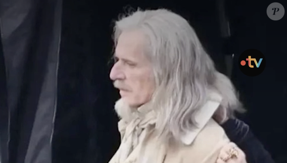 Lambert Wilson a tout de même choisi de dévoiler quelques éléments sur son personnage. Il jouera Nicolas Flamel, qu'il décrit comme “le seul personnage qui a existé” dans la saga de J. K. Rowling

Lambert Wilson dans son rôle de Nicolas Flamel dans la nouvelle série Harry Potter. Capture France 2