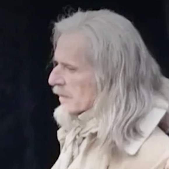Lambert Wilson a tout de même choisi de dévoiler quelques éléments sur son personnage. Il jouera Nicolas Flamel, qu'il décrit comme “le seul personnage qui a existé” dans la saga de J. K. Rowling

Lambert Wilson dans son rôle de Nicolas Flamel dans la nouvelle série Harry Potter. Capture France 2