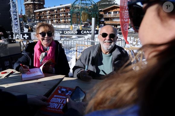 Marie-Anne Chazel, Gérard Jugnot lors d'une séance d'e dédicaces du livre Le Splendid par le Splendid, nous nous sommes tant marrés ! au 28ème Festival International du Film de Comédie de l'Alpe d'Huez, France, le 14 janvier 2025. © Dominique Jacovides/Bestimage