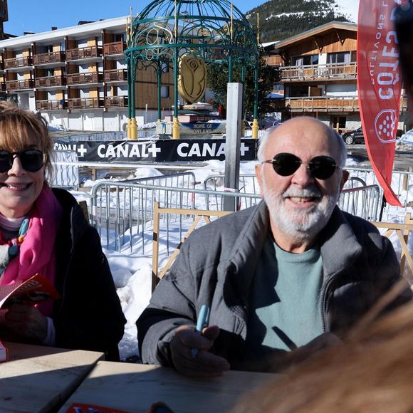 Marie-Anne Chazel, Gérard Jugnot lors d'une séance d'e dédicaces du livre Le Splendid par le Splendid, nous nous sommes tant marrés ! au 28ème Festival International du Film de Comédie de l'Alpe d'Huez, France, le 14 janvier 2025. © Dominique Jacovides/Bestimage