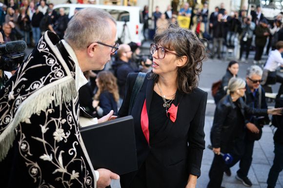 Claudia Squitieri, fille de Claudia Cardinale, arrive à la cérémonie d'enterrement de l'actrice italo-française Claudia Cardinale à l'église Saint-Roch à Paris, France, le 30 septembre 2025. Claudia Cardinale, décédée le 23 septembre à l'âge de 87 ans, a eu une carrière longue de six décennies et a été dirigée par de grands acteurs tels que Federico Fellini et Luchino Visconti. Photo par Raphael Lafargue/ABACAPRESS.COM