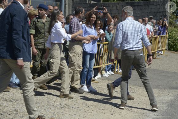 Le roi Felipe VI et la reine Letizia saluent leurs voisins lors d'une visite à Ourense, le 28 août 2025, à Ourense, en Galice, en Espagne. Le roi et la reine d'Espagne effectuent aujourd'hui une visite officielle dans différentes parties de la province d'Ourense, la région la plus touchée par la récente vague d'incendies de forêt. L'objectif de cette visite est de constater de visu l'étendue des dégâts, d'écouter les demandes des habitants et de transmettre un message de soutien et de solidarité. La journée débutera au centre de coordination du district forestier XIV, à Verín, et se terminera par une visite à l'école publique de Medeiros. © Rosa Veiga/Europa Press/Bestimage