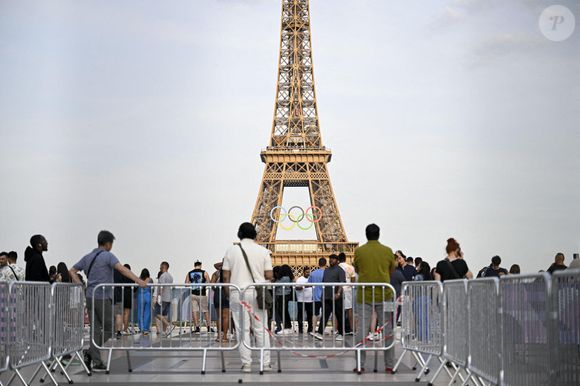 Paris (75) : touristes sur l'esplanade du Trocadéro regardant la Tour Eiffel avec les anneaux olympiques pour les JO de Paris 2024. Barrieres de securite pour l'acces au site - Photo by Joly V/ANDBZ/ABACAPRESS.COM