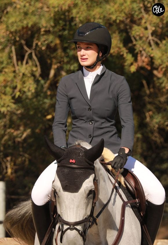 Mais sa vraie, passion, c'est l'équitation, discipline qu'elle pratique depuis son plus jeune âge.

Mathilde Pinault et son entraîneur lors de la reconnaissance du parcours, de l'échauffement et de la compétition – Longines League of Nations – Gassin-Saint-Tropez, au Haras de Gassin – Polo Club Saint-Tropez, le 20 septembre 2025.
© Franz Chavaroche / Bestimage