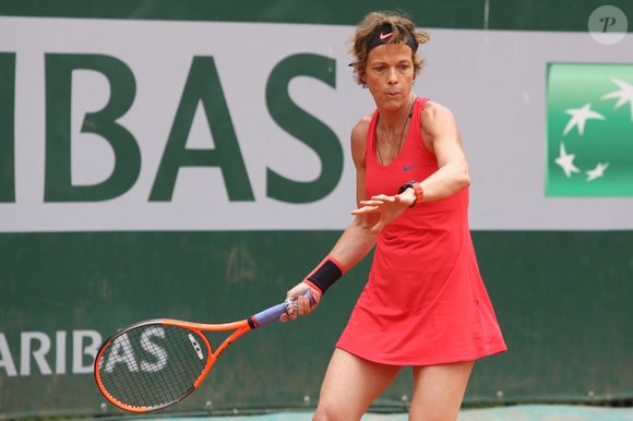 Cette grande passionnée de tennis propose une médaille inédite renfermant de la véritable terre battue du court central.

Exclusif - Anne Le Nen - 26ème édition du Trophée des personnalités en marge des Internationaux de Tennis de Roland Garros à Paris. Le 5 juin 2018. © Denis Guignebourg / Bestimage
