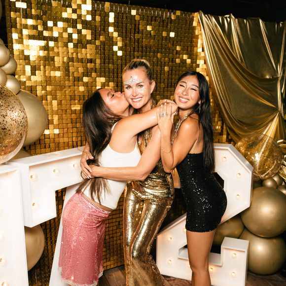 La maman de Jade et Joy est désormais tournée vers l'avenir

Exclusif - Laeticia Hallyday célèbre l'anniversaire de ses filles Jade (21 ans) et Joy (17 ans) lors de ses vacances à Saint-Barthélemy le 5 aout 2025.© Sam Delpech / Bestimage