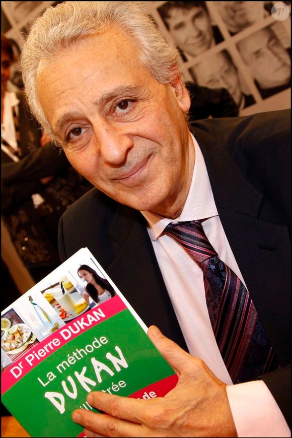 "Le plus décisif d'entre eux fut celui de Kate Middleton, la future reine d'Angleterre. Sa mère Carole avait suivi ma méthode et a passé le relai à sa fille Kate." 

Portrait de Pierre Dukan  © CEDRIC PERRIN / BESTIMAGE
