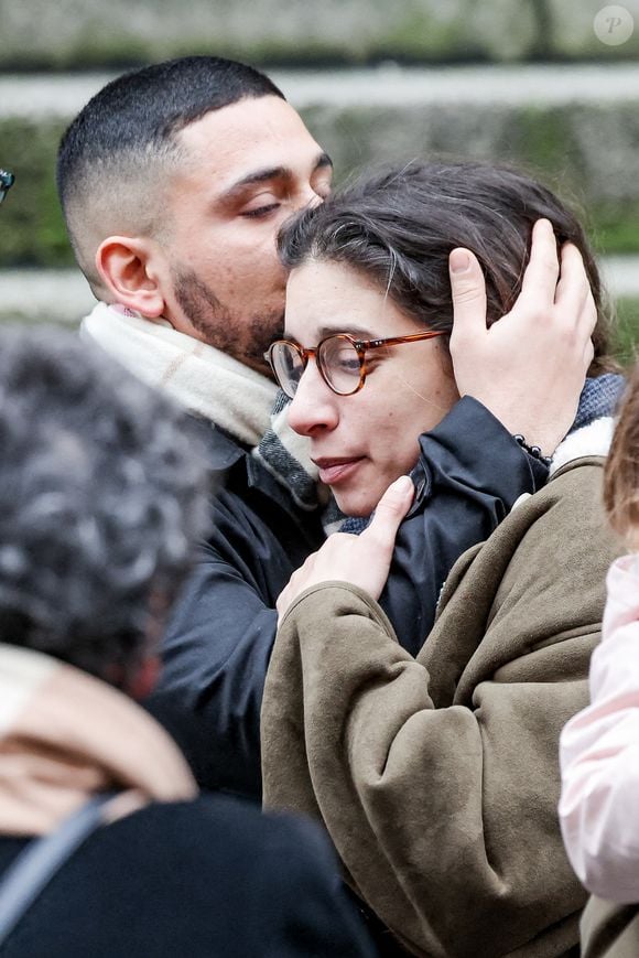 Qu'ils ont vécu soudés, tous ensemble.

Pia Laborde, la fille de C.Laborde - Sortie des obsèques de Catherine Laborde en l’église Saint-Roch à Paris, le 6 février 2025. © Jacovides - Moreau / Bestimage