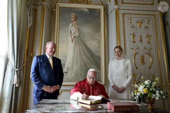 La Princesse Charlène de Monaco, le Pape Léon XIV et le Prince Albert II de Monaco posent pour une photographie officielle au Palais Princier pendant la visite pastorale d'une journée de Léon XIV dans la Principauté de Monaco le 28 mars 2026 © Vatican Media/IPA via ZUMA Press / Bestimage