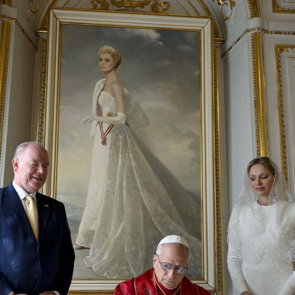 La Princesse Charlène de Monaco, le Pape Léon XIV et le Prince Albert II de Monaco posent pour une photographie officielle au Palais Princier pendant la visite pastorale d'une journée de Léon XIV dans la Principauté de Monaco le 28 mars 2026 © Vatican Media/IPA via ZUMA Press / Bestimage