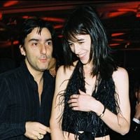 "Il avait 26 ans et moi 19" : Charlotte Gainsbourg revient sur sa rencontre avec Yvan Attal qui a fait preuve d'une grande patience