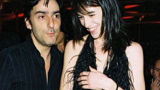 "Il avait 26 ans et moi 19" : Charlotte Gainsbourg revient sur sa rencontre avec Yvan Attal qui a fait preuve d'une grande patience