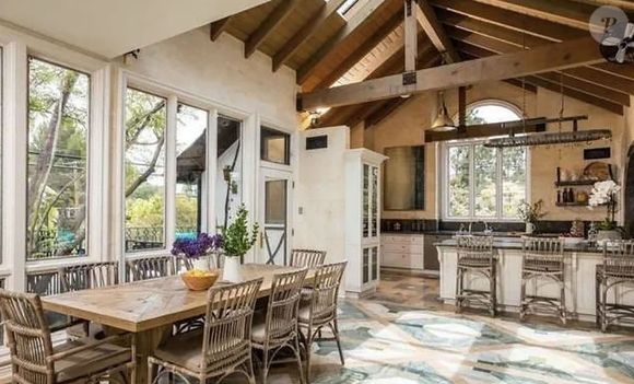 Lady Gaga vend sa maison de Los Angeles à Elizabeth Lizzy Jagger pour 6,5 millions de dollars. Anciennement acquise par F.Zappa, la propriété, composée de six chambres et cinq salles de bains, avait été achetée environ 5,3 millions de dollars par la chanteuse et actrice en 2016. Le 19 novembre 2021.
Backgrid UK/ Bestimage