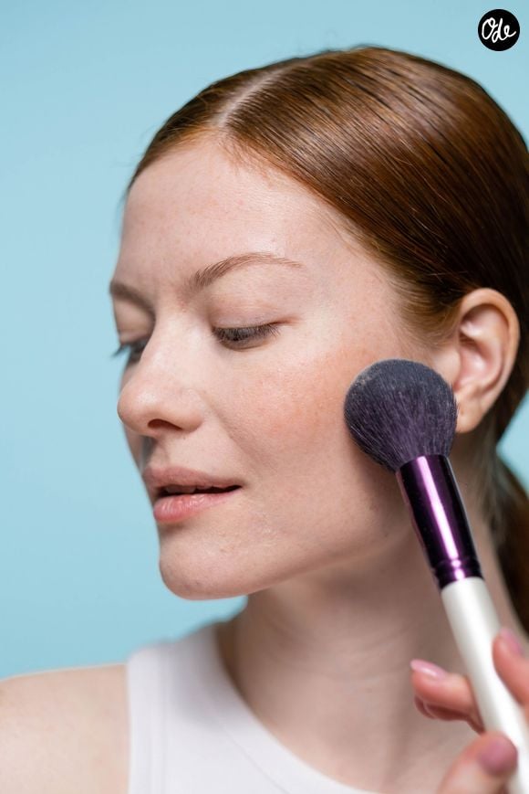 Dès le retour du soleil et de la chaleur, les formules de maquillage hybrides et légères détrônent les matières lourdes et étouffantes.