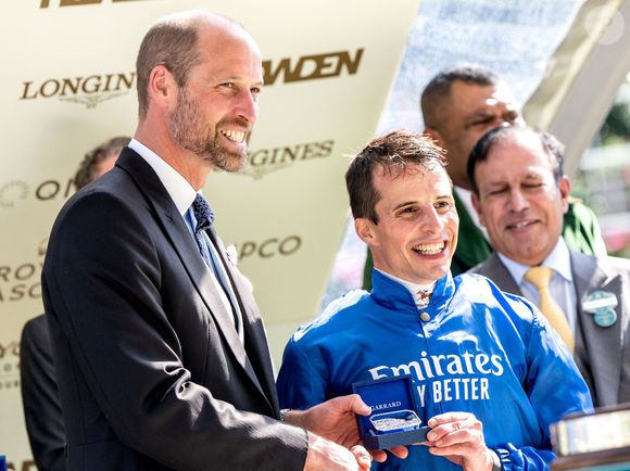 18 juin 2025, Ascot, Royaume-Uni : Le jockey Ombudsman  reçoit un prix du prince WILLIAM, le prince de Galles (Le prince William, prince de Galles), après avoir remporté le Groupe 1 Prince of Wales's Stakes sur 1 mile 2 furlongs (2 000 mètres) lors du Royal Ascot à l'hippodrome d'Ascot, en Grande-Bretagne, le 18 juin 2025. (© Martin Dokoupil/ZUMA Press Wire/Bestimage)