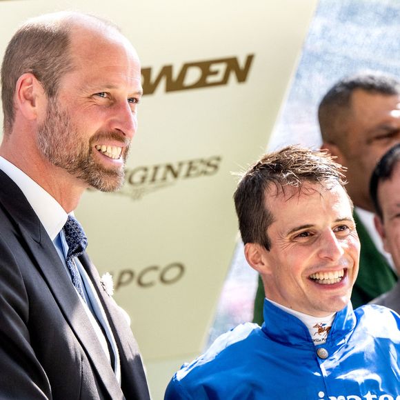 18 juin 2025, Ascot, Royaume-Uni : Le jockey Ombudsman  reçoit un prix du prince WILLIAM, le prince de Galles (Le prince William, prince de Galles), après avoir remporté le Groupe 1 Prince of Wales's Stakes sur 1 mile 2 furlongs (2 000 mètres) lors du Royal Ascot à l'hippodrome d'Ascot, en Grande-Bretagne, le 18 juin 2025. (© Martin Dokoupil/ZUMA Press Wire/Bestimage)