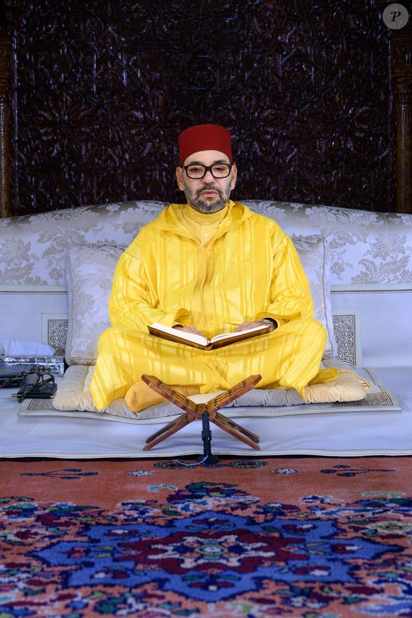 Le Roi Mohammed VI du Maroc prie lors d'une veillée religieuse au Mausolée Mohammed V à Rabat, Maroc, le 25 octobre 2023, en commémoration de la 25ème année du décès de feu le Roi Hassan II. Photo by Royal Palace via Balkis Press/ABACAPRESS.COM