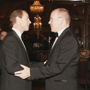 Le Prince Albert II de Monaco et le Prince Edward Earl of Wessex assistent au dîner de gala de charité pour le 50ème anniversaire de la Fondation des Prix du Duc d'Edimbourg qui s'est tenu dans le 'Salon Empire' de l'Hôtel de Paris à Monaco le 16 septembre 2006 afin de récolter des fonds pour soutenir des activités pour les jeunes. Les objets mis aux enchères étaient des bijoux et quelques rares bouteilles de vin de Madère de 85 ans. Photo by ABACAPRESS.COM