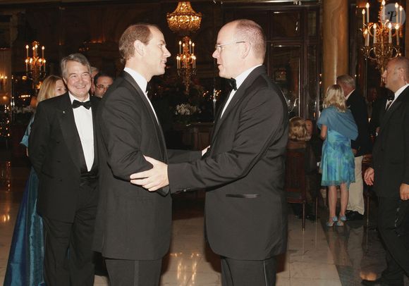 Le Prince Albert II de Monaco et le Prince Edward Earl of Wessex assistent au dîner de gala de charité pour le 50ème anniversaire de la Fondation des Prix du Duc d'Edimbourg qui s'est tenu dans le 'Salon Empire' de l'Hôtel de Paris à Monaco le 16 septembre 2006 afin de récolter des fonds pour soutenir des activités pour les jeunes. Les objets mis aux enchères étaient des bijoux et quelques rares bouteilles de vin de Madère de 85 ans. Photo by ABACAPRESS.COM