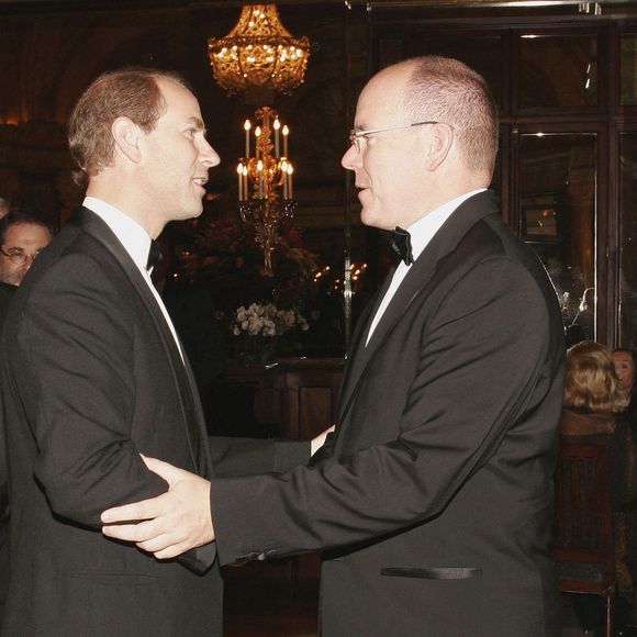 Le Prince Albert II de Monaco et le Prince Edward Earl of Wessex assistent au dîner de gala de charité pour le 50ème anniversaire de la Fondation des Prix du Duc d'Edimbourg qui s'est tenu dans le 'Salon Empire' de l'Hôtel de Paris à Monaco le 16 septembre 2006 afin de récolter des fonds pour soutenir des activités pour les jeunes. Les objets mis aux enchères étaient des bijoux et quelques rares bouteilles de vin de Madère de 85 ans. Photo by ABACAPRESS.COM