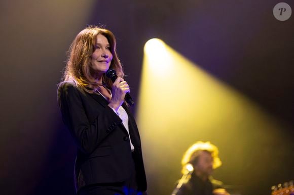 Carla Bruni au concert du gala des 20 ans de la fondation Recherche Alzheimer "2 générations chantent pour la 3ème" à l'Olympia à Paris le 18 mars 2024.

© Cyril Moreau / Bestimage