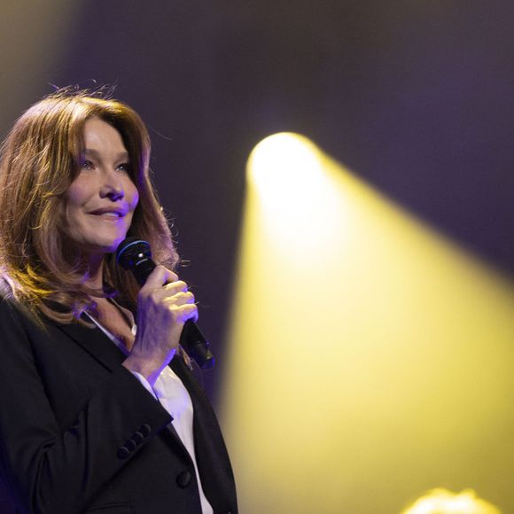 Carla Bruni au concert du gala des 20 ans de la fondation Recherche Alzheimer "2 générations chantent pour la 3ème" à l'Olympia à Paris le 18 mars 2024.

© Cyril Moreau / Bestimage