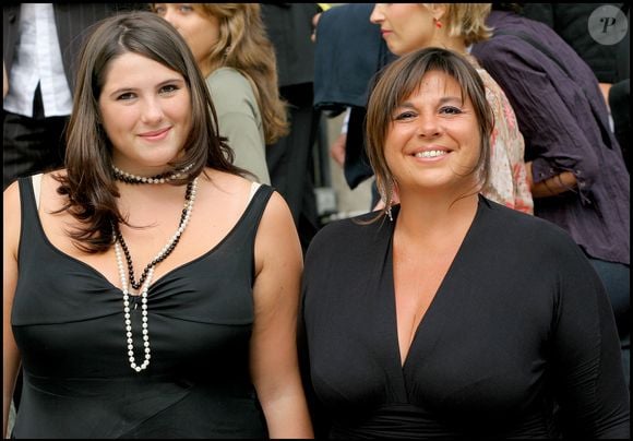 L'humoriste de 68 ans leur a toujours parler vrai, se livrant même sur certains pans de sa vie très intimes

Michèle Bernier et sa fille Charlotte au mariage de Mimie Mathye en la mairie de Neuilly Sur Seine. © Guillaume Gaffiot / Bestimage