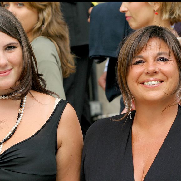 L'humoriste de 68 ans leur a toujours parler vrai, se livrant même sur certains pans de sa vie très intimes

Michèle Bernier et sa fille Charlotte au mariage de Mimie Mathye en la mairie de Neuilly Sur Seine. © Guillaume Gaffiot / Bestimage