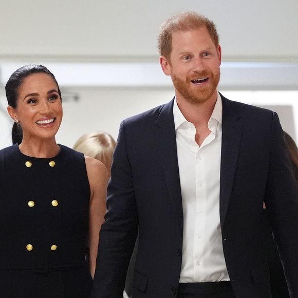 Les internautes ont également eu l’occasion de voir une session de pêche partagée par le prince Harry et ses enfants. Des moments familiaux attendrissants pour un retour discret, mais visiblement serein, en Angleterre.

Le duc et la duchesse de Sussex (le prince Harry et Meghan Markle) lors d'une visite au Royal Children's Hospital de Melbourne, dans l'État de Victoria, au premier jour de leur voyage officiel en Australie. Date de la photo. © Jonathan Brady / PA Photos / Bestimage