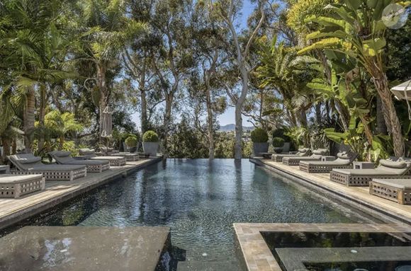 La villa de Johnny Hallyday à Pacific Palisades vendue en février 2021 pour 13 millions d'euros à Los Angeles. La superbe villa de 1000 m2 habitables est dotée de sept chambres, huit salles de bains, de plusieurs salons, d'une bibliothèque, d'une cave à vin, d'une salle de cinéma avec 18 sièges, d'un sauna, et même d'un studio d'enregistrement. Le 5 juillet 2021. © Backgrid UK/ Bestimage