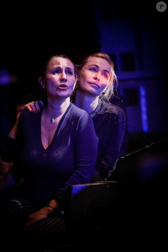 En disparaissant le 16 septembre 2015, le chanteur de "L'eau vive" laissait derrière lui ses deux filles, Eva et Emmanuelle Béart.

Eva et Emmanuelle Béart lors du dernier concert de leur père à l'Olympia en 2015 © Photo by RMpicturing/APS-Medias/ABACAPRESS.COM