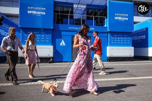 Alexandra Leclerc, compagne de CHARLES LECLERC en compagnie de leur chien Leo Leclerc, samedi 25 juillet 2026, lors du Grand Prix de Hongrie de Formule 1. © Beata Zawrzel/ZUMA Press Wire / Bestimage)
