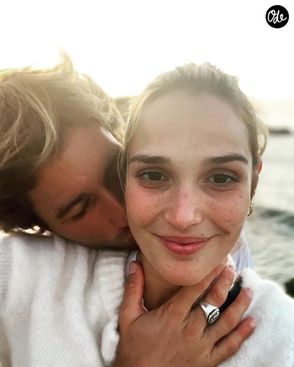 Ils se sont mariés le 31 décembre 2025. 
Camille Lou et son amoureux le sportif Romain Laulhe, fous amoureux sur Instagram.